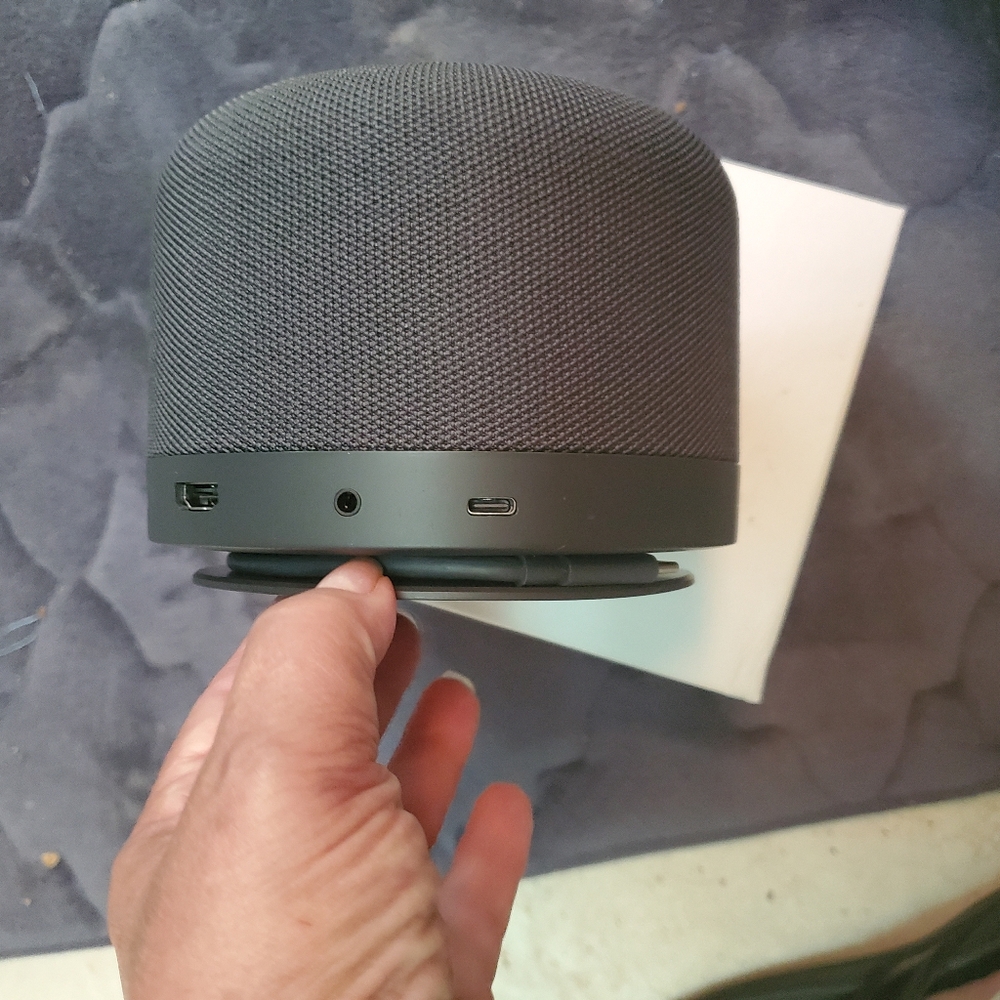 Like New 12 in 1 USB C Hub with speaker and wireless charger - Picture 2 of 9
